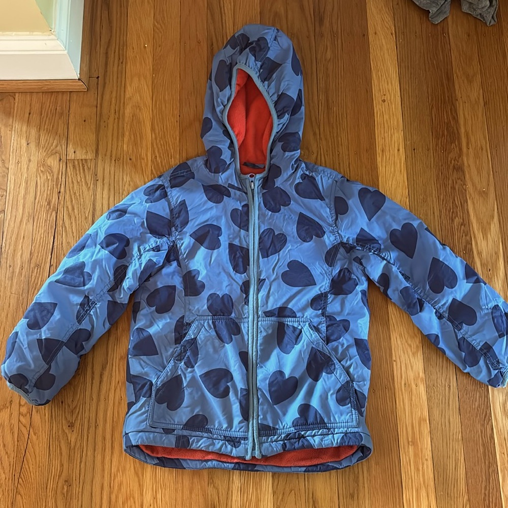 Mini Boden fleece lined blue jacket/navy hearts Velcro pockets, attached hood